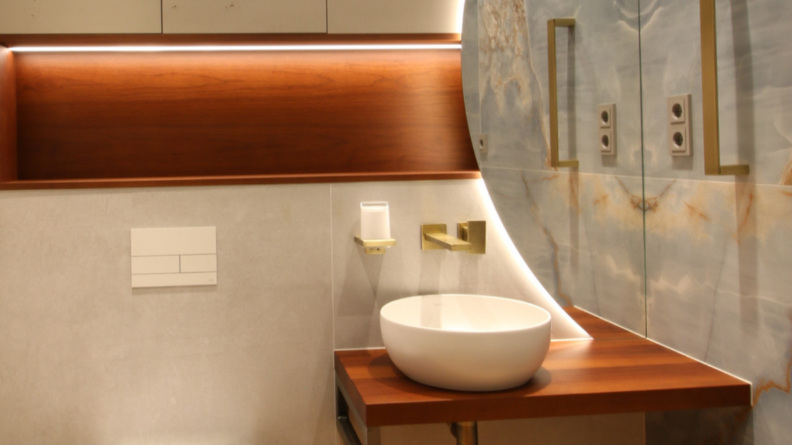 Holz im Badezimmer, Design Badezimmer, WC mit Holz und großformatigen Fliesen, Dusch-WC