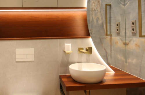 Holz im Badezimmer, Design Badezimmer, WC mit Holz und großformatigen Fliesen, Dusch-WC