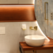 Holz im Badezimmer, Design Badezimmer, WC mit Holz und großformatigen Fliesen, Dusch-WC