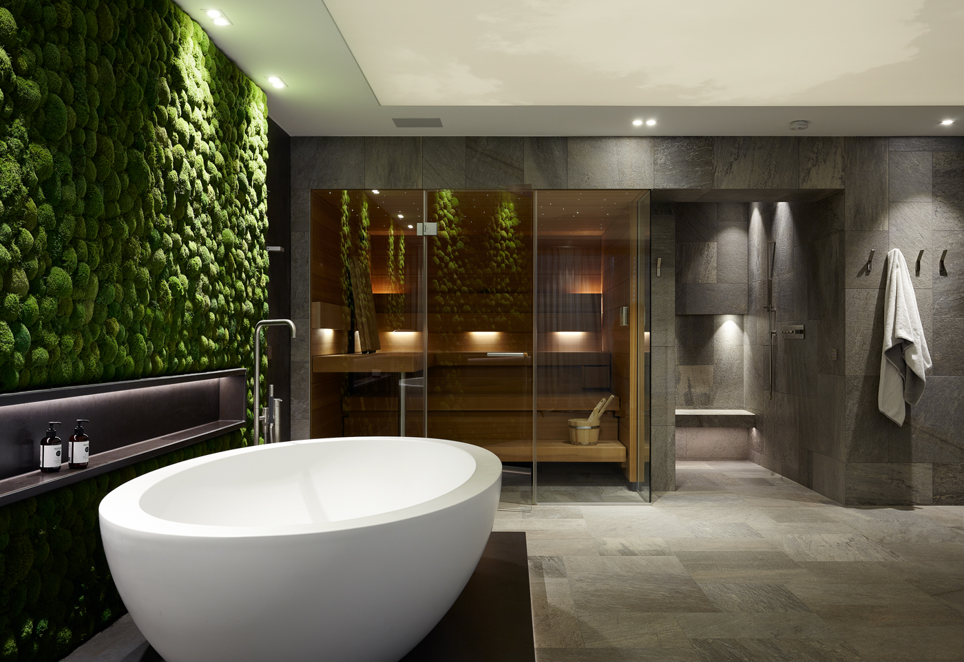 badezimmer wellnessbereich mit sauna, mooswand, naturlelemente im bad, große fliesen, freistehende wanne, bad von der innenarchitektin, baddesign, badrenovierung