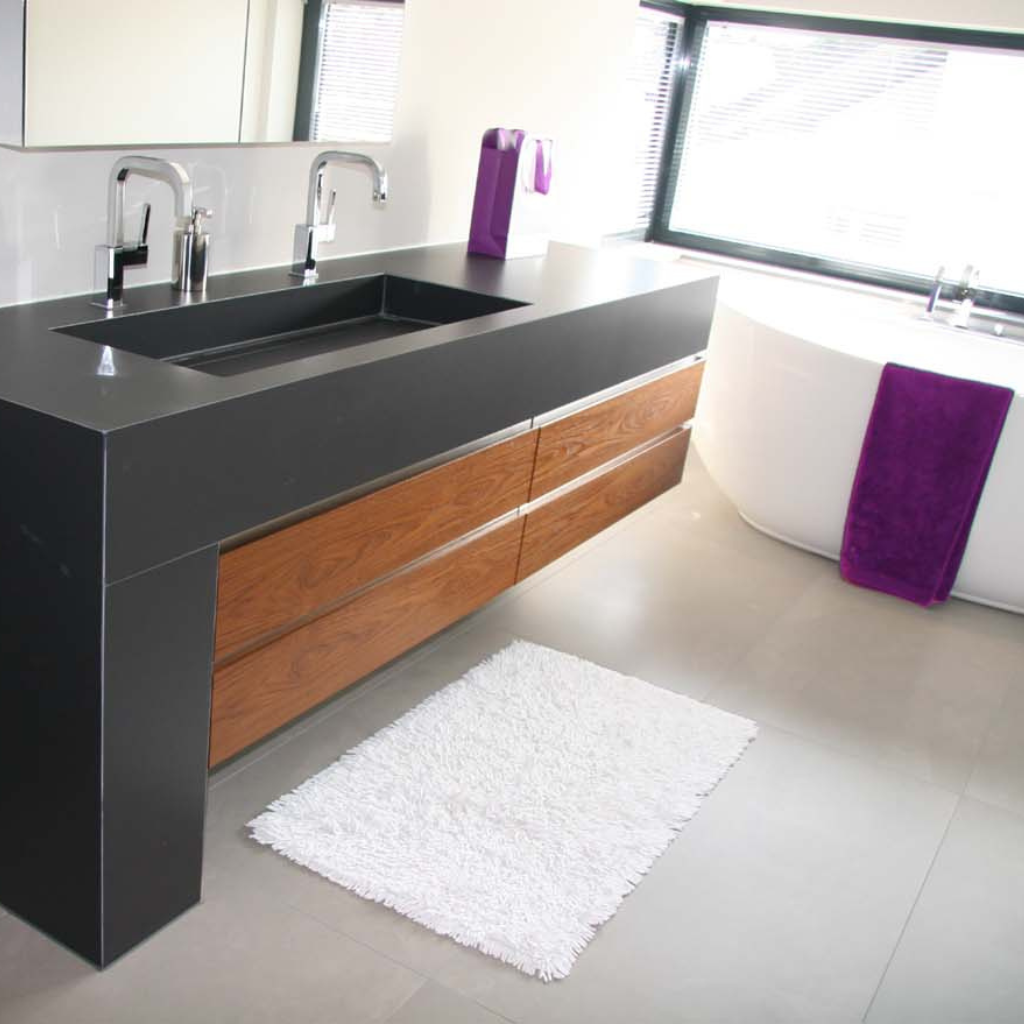badezimmer renovieren, freistehende badewanne, bad mit fenster, große fliesen, badplanung innenenarchitekt, kosten badumbau
